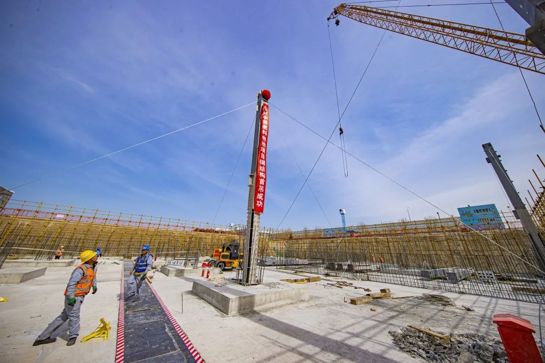 首根鋼柱順利吊裝，北京經(jīng)開(kāi)區(qū)重大外資項(xiàng)目預(yù)計(jì)年底竣工